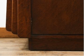 イギリスアンティーク　オーク材　こだわりを感じるデザインが魅力的なアールデコスタイルのサイドボード(サイドキャビネット、収納棚、戸棚、英国)(R-074309)