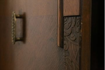 イギリスアンティーク　オーク材　こだわりを感じるデザインが魅力的なアールデコスタイルのサイドボード(サイドキャビネット、収納棚、戸棚、英国)(R-074309)