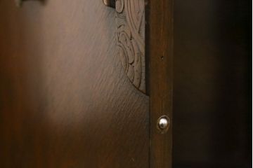 イギリスアンティーク　オーク材　こだわりを感じるデザインが魅力的なアールデコスタイルのサイドボード(サイドキャビネット、収納棚、戸棚、英国)(R-074309)