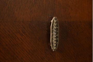 イギリスアンティーク　オーク材　こだわりを感じるデザインが魅力的なアールデコスタイルのサイドボード(サイドキャビネット、収納棚、戸棚、英国)(R-074309)