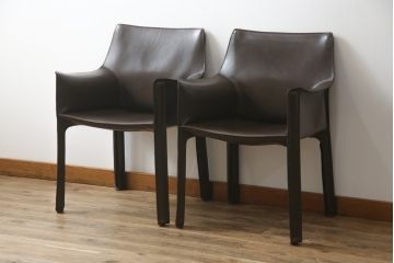 中古　Cassina(カッシーナ)　413　CAB(キャブ)　MARIO BELLINI(マリオベリーニ)　本革(レザー)　シンプルモダンな空間づくりに活躍するアームチェア2脚セット(ダイニングチェア、椅子、イス)(定価2脚で約83万6千円)(R-074312)