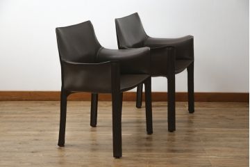 中古　Cassina(カッシーナ)　413　CAB(キャブ)　MARIO BELLINI(マリオベリーニ)　本革(レザー)　シンプルモダンな空間づくりに活躍するアームチェア2脚セット(ダイニングチェア、椅子、イス)(定価2脚で約83万6千円)(R-074312)