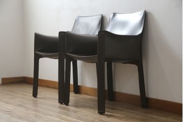 中古　Cassina(カッシーナ)　413　CAB(キャブ)　MARIO BELLINI(マリオベリーニ)　本革(レザー)　シンプルモダンな空間づくりに活躍するアームチェア2脚セット(ダイニングチェア、椅子、イス)(定価2脚で約83万6千円)(R-074312)