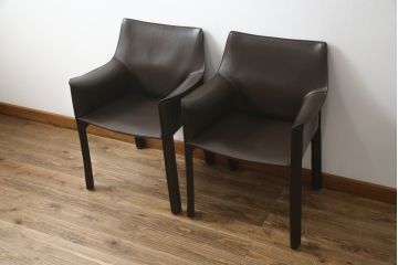 中古　Cassina(カッシーナ)　413　CAB(キャブ)　MARIO BELLINI(マリオベリーニ)　本革(レザー)　シンプルモダンな空間づくりに活躍するアームチェア2脚セット(ダイニングチェア、椅子、イス)(定価2脚で約83万6千円)(R-074312)