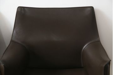 中古　Cassina(カッシーナ)　413　CAB(キャブ)　MARIO BELLINI(マリオベリーニ)　本革(レザー)　シンプルモダンな空間づくりに活躍するアームチェア2脚セット(ダイニングチェア、椅子、イス)(定価2脚で約83万6千円)(R-074312)