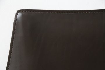 中古　Cassina(カッシーナ)　413　CAB(キャブ)　MARIO BELLINI(マリオベリーニ)　本革(レザー)　シンプルモダンな空間づくりに活躍するアームチェア2脚セット(ダイニングチェア、椅子、イス)(定価2脚で約83万6千円)(R-074312)