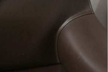 中古　Cassina(カッシーナ)　413　CAB(キャブ)　MARIO BELLINI(マリオベリーニ)　本革(レザー)　シンプルモダンな空間づくりに活躍するアームチェア2脚セット(ダイニングチェア、椅子、イス)(定価2脚で約83万6千円)(R-074312)