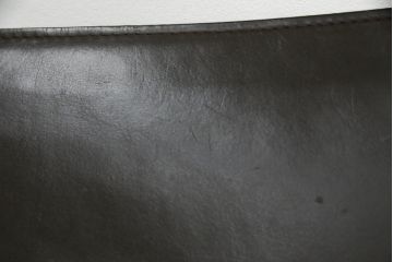 中古　Cassina(カッシーナ)　413　CAB(キャブ)　MARIO BELLINI(マリオベリーニ)　本革(レザー)　シンプルモダンな空間づくりに活躍するアームチェア2脚セット(ダイニングチェア、椅子、イス)(定価2脚で約83万6千円)(R-074312)