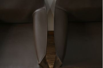 中古　Cassina(カッシーナ)　413　CAB(キャブ)　MARIO BELLINI(マリオベリーニ)　本革(レザー)　シンプルモダンな空間づくりに活躍するアームチェア2脚セット(ダイニングチェア、椅子、イス)(定価2脚で約83万6千円)(R-074312)