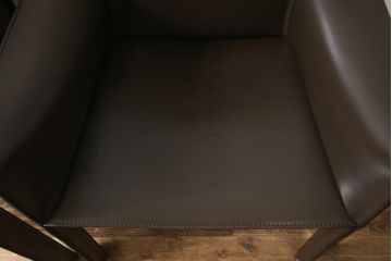 中古　Cassina(カッシーナ)　413　CAB(キャブ)　MARIO BELLINI(マリオベリーニ)　本革(レザー)　シンプルモダンな空間づくりに活躍するアームチェア2脚セット(ダイニングチェア、椅子、イス)(定価2脚で約83万6千円)(R-074312)