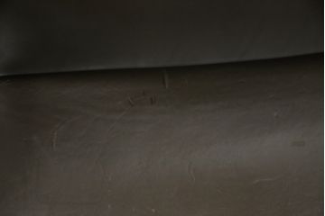 中古　Cassina(カッシーナ)　413　CAB(キャブ)　MARIO BELLINI(マリオベリーニ)　本革(レザー)　シンプルモダンな空間づくりに活躍するアームチェア2脚セット(ダイニングチェア、椅子、イス)(定価2脚で約83万6千円)(R-074312)