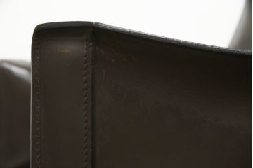 中古　Cassina(カッシーナ)　413　CAB(キャブ)　MARIO BELLINI(マリオベリーニ)　本革(レザー)　シンプルモダンな空間づくりに活躍するアームチェア2脚セット(ダイニングチェア、椅子、イス)(定価2脚で約83万6千円)(R-074312)