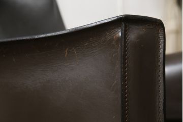中古　Cassina(カッシーナ)　413　CAB(キャブ)　MARIO BELLINI(マリオベリーニ)　本革(レザー)　シンプルモダンな空間づくりに活躍するアームチェア2脚セット(ダイニングチェア、椅子、イス)(定価2脚で約83万6千円)(R-074312)