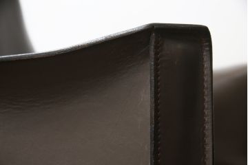 中古　Cassina(カッシーナ)　413　CAB(キャブ)　MARIO BELLINI(マリオベリーニ)　本革(レザー)　シンプルモダンな空間づくりに活躍するアームチェア2脚セット(ダイニングチェア、椅子、イス)(定価2脚で約83万6千円)(R-074312)