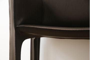 中古　Cassina(カッシーナ)　413　CAB(キャブ)　MARIO BELLINI(マリオベリーニ)　本革(レザー)　シンプルモダンな空間づくりに活躍するアームチェア2脚セット(ダイニングチェア、椅子、イス)(定価2脚で約83万6千円)(R-074312)