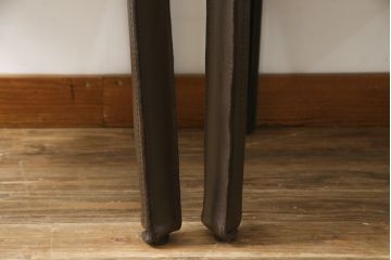 中古　Cassina(カッシーナ)　413　CAB(キャブ)　MARIO BELLINI(マリオベリーニ)　本革(レザー)　シンプルモダンな空間づくりに活躍するアームチェア2脚セット(ダイニングチェア、椅子、イス)(定価2脚で約83万6千円)(R-074312)