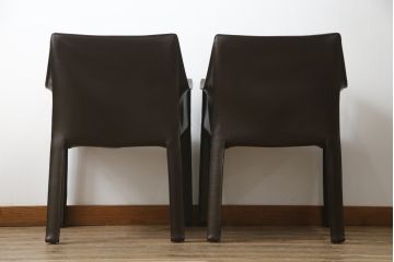 中古　Cassina(カッシーナ)　413　CAB(キャブ)　MARIO BELLINI(マリオベリーニ)　本革(レザー)　シンプルモダンな空間づくりに活躍するアームチェア2脚セット(ダイニングチェア、椅子、イス)(定価2脚で約83万6千円)(R-074312)