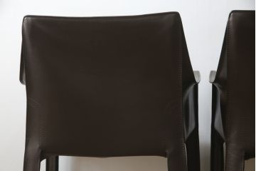 中古　Cassina(カッシーナ)　413　CAB(キャブ)　MARIO BELLINI(マリオベリーニ)　本革(レザー)　シンプルモダンな空間づくりに活躍するアームチェア2脚セット(ダイニングチェア、椅子、イス)(定価2脚で約83万6千円)(R-074312)