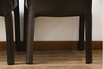 中古　Cassina(カッシーナ)　413　CAB(キャブ)　MARIO BELLINI(マリオベリーニ)　本革(レザー)　シンプルモダンな空間づくりに活躍するアームチェア2脚セット(ダイニングチェア、椅子、イス)(定価2脚で約83万6千円)(R-074312)