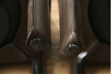 中古　Cassina(カッシーナ)　413　CAB(キャブ)　MARIO BELLINI(マリオベリーニ)　本革(レザー)　シンプルモダンな空間づくりに活躍するアームチェア2脚セット(ダイニングチェア、椅子、イス)(定価2脚で約83万6千円)(R-074312)