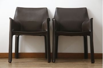 中古　Cassina(カッシーナ)　413　CAB(キャブ)　MARIO BELLINI(マリオベリーニ)　本革(レザー)　シンプルモダンな空間づくりに活躍するアームチェア2脚セット(ダイニングチェア、椅子、イス)(定価2脚で約83万6千円)(R-074313)