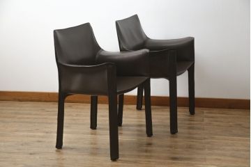 中古　Cassina(カッシーナ)　413　CAB(キャブ)　MARIO BELLINI(マリオベリーニ)　本革(レザー)　シンプルモダンな空間づくりに活躍するアームチェア2脚セット(ダイニングチェア、椅子、イス)(定価2脚で約83万6千円)(R-074313)