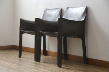 中古　Cassina(カッシーナ)　413　CAB(キャブ)　MARIO BELLINI(マリオベリーニ)　本革(レザー)　シンプルモダンな空間づくりに活躍するアームチェア2脚セット(ダイニングチェア、椅子、イス)(定価2脚で約83万6千円)(R-074313)