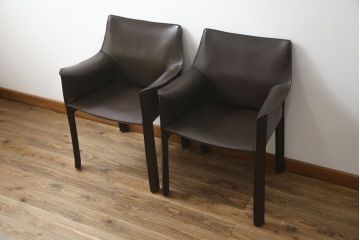 中古　Cassina(カッシーナ)　413　CAB(キャブ)　MARIO BELLINI(マリオベリーニ)　本革(レザー)　シンプルモダンな空間づくりに活躍するアームチェア2脚セット(ダイニングチェア、椅子、イス)(定価2脚で約83万6千円)(R-074313)