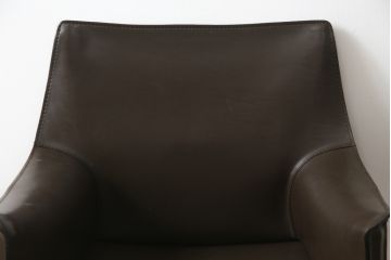 中古　Cassina(カッシーナ)　413　CAB(キャブ)　MARIO BELLINI(マリオベリーニ)　本革(レザー)　シンプルモダンな空間づくりに活躍するアームチェア2脚セット(ダイニングチェア、椅子、イス)(定価2脚で約83万6千円)(R-074313)