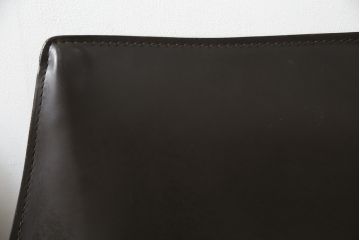 中古　Cassina(カッシーナ)　413　CAB(キャブ)　MARIO BELLINI(マリオベリーニ)　本革(レザー)　シンプルモダンな空間づくりに活躍するアームチェア2脚セット(ダイニングチェア、椅子、イス)(定価2脚で約83万6千円)(R-074313)