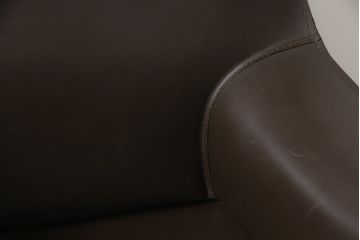 中古　Cassina(カッシーナ)　413　CAB(キャブ)　MARIO BELLINI(マリオベリーニ)　本革(レザー)　シンプルモダンな空間づくりに活躍するアームチェア2脚セット(ダイニングチェア、椅子、イス)(定価2脚で約83万6千円)(R-074313)