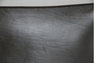 中古　Cassina(カッシーナ)　413　CAB(キャブ)　MARIO BELLINI(マリオベリーニ)　本革(レザー)　シンプルモダンな空間づくりに活躍するアームチェア2脚セット(ダイニングチェア、椅子、イス)(定価2脚で約83万6千円)(R-074313)