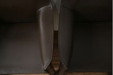中古　Cassina(カッシーナ)　413　CAB(キャブ)　MARIO BELLINI(マリオベリーニ)　本革(レザー)　シンプルモダンな空間づくりに活躍するアームチェア2脚セット(ダイニングチェア、椅子、イス)(定価2脚で約83万6千円)(R-074313)