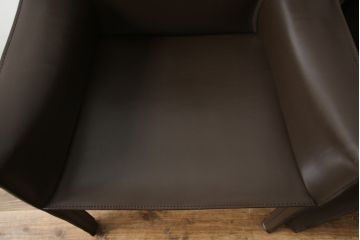 中古　Cassina(カッシーナ)　413　CAB(キャブ)　MARIO BELLINI(マリオベリーニ)　本革(レザー)　シンプルモダンな空間づくりに活躍するアームチェア2脚セット(ダイニングチェア、椅子、イス)(定価2脚で約83万6千円)(R-074313)