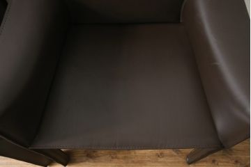 中古　Cassina(カッシーナ)　413　CAB(キャブ)　MARIO BELLINI(マリオベリーニ)　本革(レザー)　シンプルモダンな空間づくりに活躍するアームチェア2脚セット(ダイニングチェア、椅子、イス)(定価2脚で約83万6千円)(R-074313)