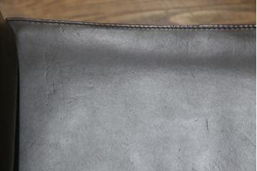 中古　Cassina(カッシーナ)　413　CAB(キャブ)　MARIO BELLINI(マリオベリーニ)　本革(レザー)　シンプルモダンな空間づくりに活躍するアームチェア2脚セット(ダイニングチェア、椅子、イス)(定価2脚で約83万6千円)(R-074313)