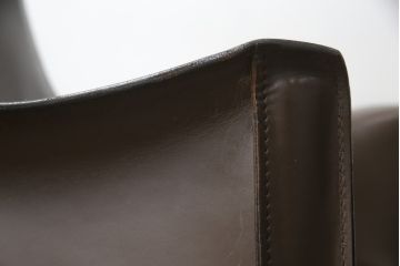 中古　Cassina(カッシーナ)　413　CAB(キャブ)　MARIO BELLINI(マリオベリーニ)　本革(レザー)　シンプルモダンな空間づくりに活躍するアームチェア2脚セット(ダイニングチェア、椅子、イス)(定価2脚で約83万6千円)(R-074313)