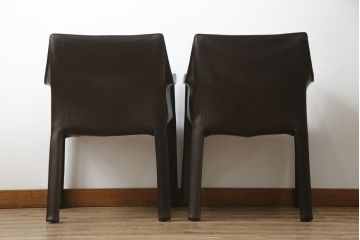 中古　Cassina(カッシーナ)　413　CAB(キャブ)　MARIO BELLINI(マリオベリーニ)　本革(レザー)　シンプルモダンな空間づくりに活躍するアームチェア2脚セット(ダイニングチェア、椅子、イス)(定価2脚で約83万6千円)(R-074313)