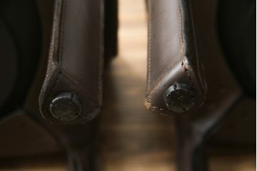 中古　Cassina(カッシーナ)　413　CAB(キャブ)　MARIO BELLINI(マリオベリーニ)　本革(レザー)　シンプルモダンな空間づくりに活躍するアームチェア2脚セット(ダイニングチェア、椅子、イス)(定価2脚で約83万6千円)(R-074313)