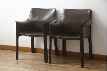 中古　Cassina(カッシーナ)　413　CAB(キャブ)　MARIO BELLINI(マリオベリーニ)　本革(レザー)　シンプルモダンな空間づくりに活躍するアームチェア2脚セット(ダイニングチェア、椅子、イス)(定価2脚で約83万6千円)(R-074314)