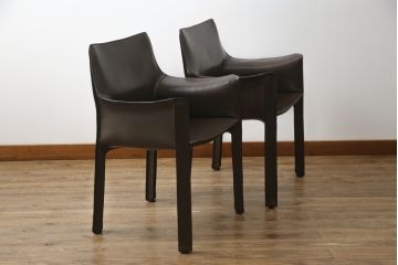 中古　Cassina(カッシーナ)　413　CAB(キャブ)　MARIO BELLINI(マリオベリーニ)　本革(レザー)　シンプルモダンな空間づくりに活躍するアームチェア2脚セット(ダイニングチェア、椅子、イス)(定価2脚で約83万6千円)(R-074314)