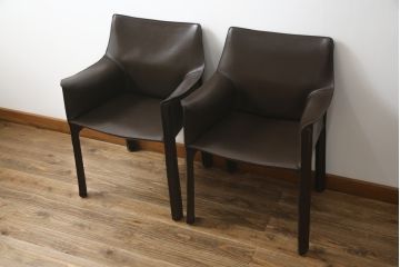 中古　Cassina(カッシーナ)　413　CAB(キャブ)　MARIO BELLINI(マリオベリーニ)　本革(レザー)　シンプルモダンな空間づくりに活躍するアームチェア2脚セット(ダイニングチェア、椅子、イス)(定価2脚で約83万6千円)(R-074314)