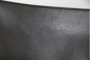中古　Cassina(カッシーナ)　413　CAB(キャブ)　MARIO BELLINI(マリオベリーニ)　本革(レザー)　シンプルモダンな空間づくりに活躍するアームチェア2脚セット(ダイニングチェア、椅子、イス)(定価2脚で約83万6千円)(R-074314)