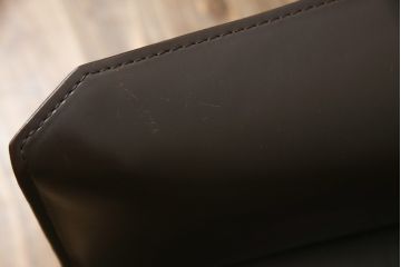中古　Cassina(カッシーナ)　413　CAB(キャブ)　MARIO BELLINI(マリオベリーニ)　本革(レザー)　シンプルモダンな空間づくりに活躍するアームチェア2脚セット(ダイニングチェア、椅子、イス)(定価2脚で約83万6千円)(R-074314)
