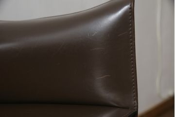 中古　Cassina(カッシーナ)　413　CAB(キャブ)　MARIO BELLINI(マリオベリーニ)　本革(レザー)　シンプルモダンな空間づくりに活躍するアームチェア2脚セット(ダイニングチェア、椅子、イス)(定価2脚で約83万6千円)(R-074314)