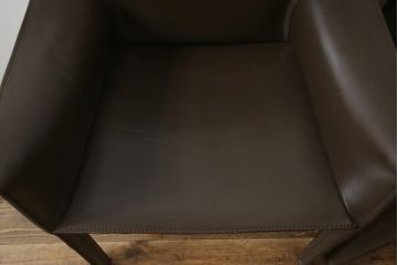 中古　Cassina(カッシーナ)　413　CAB(キャブ)　MARIO BELLINI(マリオベリーニ)　本革(レザー)　シンプルモダンな空間づくりに活躍するアームチェア2脚セット(ダイニングチェア、椅子、イス)(定価2脚で約83万6千円)(R-074314)