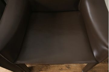 中古　Cassina(カッシーナ)　413　CAB(キャブ)　MARIO BELLINI(マリオベリーニ)　本革(レザー)　シンプルモダンな空間づくりに活躍するアームチェア2脚セット(ダイニングチェア、椅子、イス)(定価2脚で約83万6千円)(R-074314)