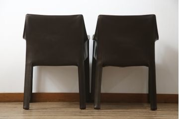 中古　Cassina(カッシーナ)　413　CAB(キャブ)　MARIO BELLINI(マリオベリーニ)　本革(レザー)　シンプルモダンな空間づくりに活躍するアームチェア2脚セット(ダイニングチェア、椅子、イス)(定価2脚で約83万6千円)(R-074314)