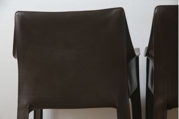 中古　Cassina(カッシーナ)　413　CAB(キャブ)　MARIO BELLINI(マリオベリーニ)　本革(レザー)　シンプルモダンな空間づくりに活躍するアームチェア2脚セット(ダイニングチェア、椅子、イス)(定価2脚で約83万6千円)(R-074314)