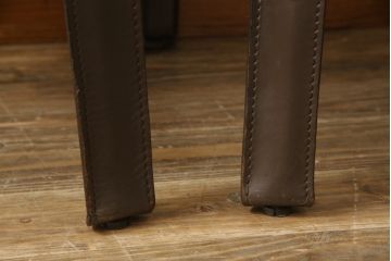 中古　Cassina(カッシーナ)　413　CAB(キャブ)　MARIO BELLINI(マリオベリーニ)　本革(レザー)　シンプルモダンな空間づくりに活躍するアームチェア2脚セット(ダイニングチェア、椅子、イス)(定価2脚で約83万6千円)(R-074314)